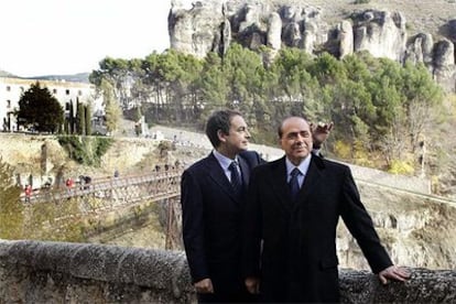 El presidente, José Luis Rodriguez Zapatero, charla con el primer ministro italiano, Silvio Berlusconi, en Cuenca.