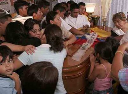 Familiares y amigos de Diego Armando Estacio arropan el féretro en casa de los abuelos maternos, en Machala (Ecuador).