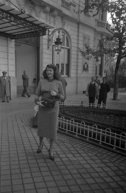 Rita Hayworth en el exterior del hotel Ritz de Madrid. Noviembre, 1950.