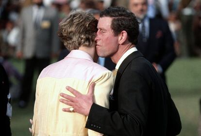 La princesa de Gales desveló en una entrevista en 1995 que en su matrimonio eran tres, en referencia a Camilla, la amante de su marido y hoy su segunda esposa. Los gestos de desafecto en público era habituales antes del divorcio.