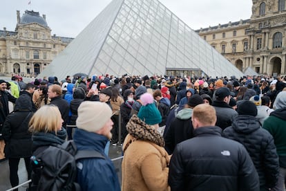 Los visitantes hacen cola para entrar en el Louvre de París en enero de 2023.