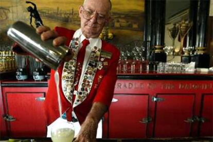 Roly, uno de los <b>camareros</b> de <i>El Floridita</i>, sirve un daiquiri en el famoso bar de La Habana que solía frecuentar el escritor Ernest Hemingway.