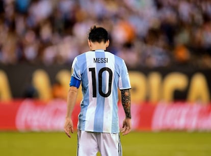 LIonel Messi viste la camiseta de la seleccion argentina durante un partido de la Copa América.