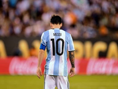 LIonel Messi viste la camiseta de la seleccion argentina durante un partido de la Copa América.