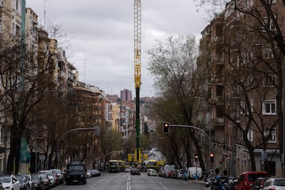 La grúa que transportaría la máquina pesada por encima de los edificios, esta tarde en la calle Cavanilles de Madrid.