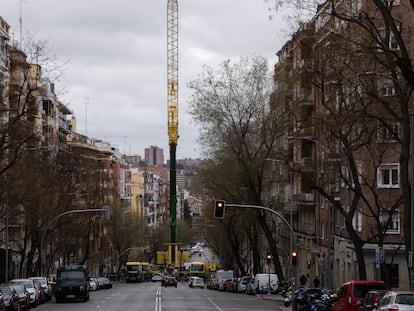La grúa que transportaría la máquina pesada por encima de los edificios, esta tarde en la calle Cavanilles de Madrid.
