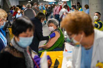 Vacunación en el WiZink Center de Madrid, el 9 de abril.