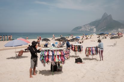 Vendedores de bikinis tradicionales se preparan para comenzar su jornada laboral, este miércoles.