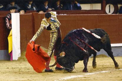 El diestro Jiménez Fortes da un pase de muleta a su segundo toro durante el primer festejo de la Feria de San Isidro.