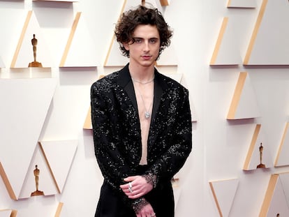 Timothée Chalamet, en la alfombra roja de los Premios Oscar, con traje de Louis Vuitton.