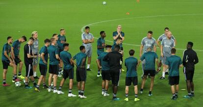 Ten Hag reunido con sus jugadores en Mestalla, este martes.