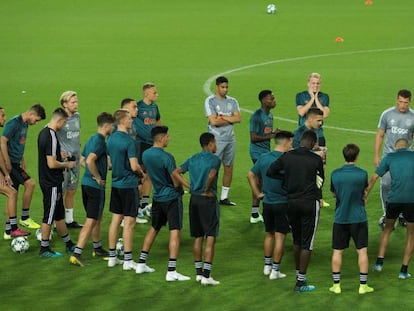 Ten Hag reunido con sus jugadores en Mestalla, este martes.