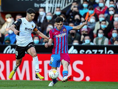 Pedri da un pase con la zurda ante la presencia de Soler.