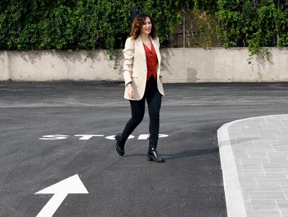 La presidenta de la Comunidad de Madrid, Isabel Díaz Ayuso, visitaba las instalaciones de Finanzauto, este lunes en la localidad madrileña de Arganda del Rey.