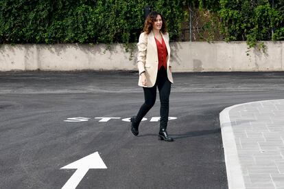 La presidenta de la Comunidad de Madrid, Isabel Díaz Ayuso, visitaba las instalaciones de Finanzauto, este lunes en la localidad madrileña de Arganda del Rey.