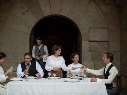 La mesa de los Bayard, preparada en el teatro de la Biblioteca de Catalunya.