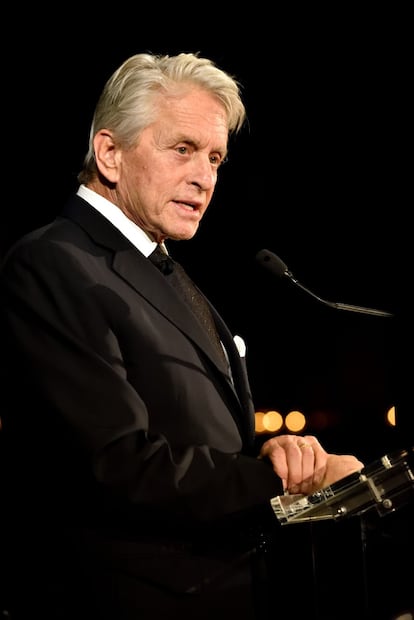 Michael Douglas dio vida al presidente ficticio Andrew Shepherd en la cinta ‘El presidente y Miss Wade’ (1995). La historia trata sobre un presidente de Estados Unidos en ejercicio, viudo y con una hija, el cual se relaciona con una mujer ecologista.