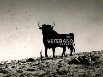 Primer toro de Osborne instalado en la carretera, a su paso por Cabanillas (Madrid).