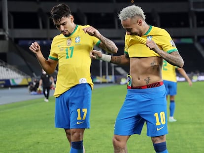 Lucas Paquetá y Neymar celebran el gol ante Perú.