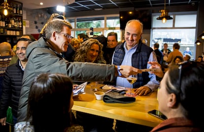 El presidente del Partido Popular, Alberto Núñez Feijóo, reparte propaganda electoral en apoyo al candidato del PP de Galicia, Alfonso Rueda, el 11 de febrero en Ferrol (A Courña).