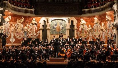 Gustavo Dudamel dirige a la Orquesta Sim&oacute;n Bol&iacute;var en el Palau de la M&uacute;sica Catalana el viernes pasado.