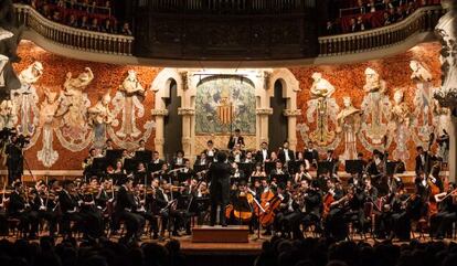 Gustavo Dudamel dirige a la Orquesta Simón Bolívar en el Palau de la Música Catalana el viernes pasado.
