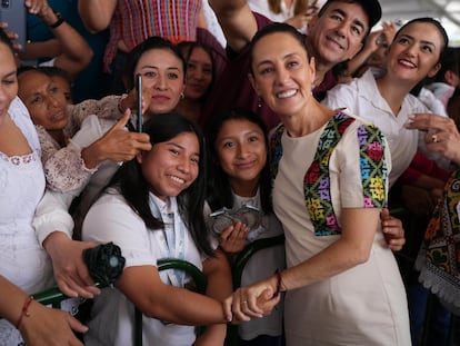Claudia Sheinbaum con pobladores de la bahía de Chetumal, en Quintana Roo, el 15 de diciembre de 2024.
