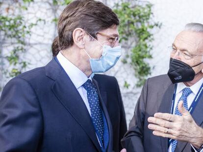 Isidro Fainé conversa con José Ignacio Goirigolzarri, en el Congreso CEDE, celebrado este miércoles en Valencia.