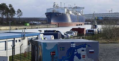 Barco regasificador Neptune, en Lubmin (Alemania).