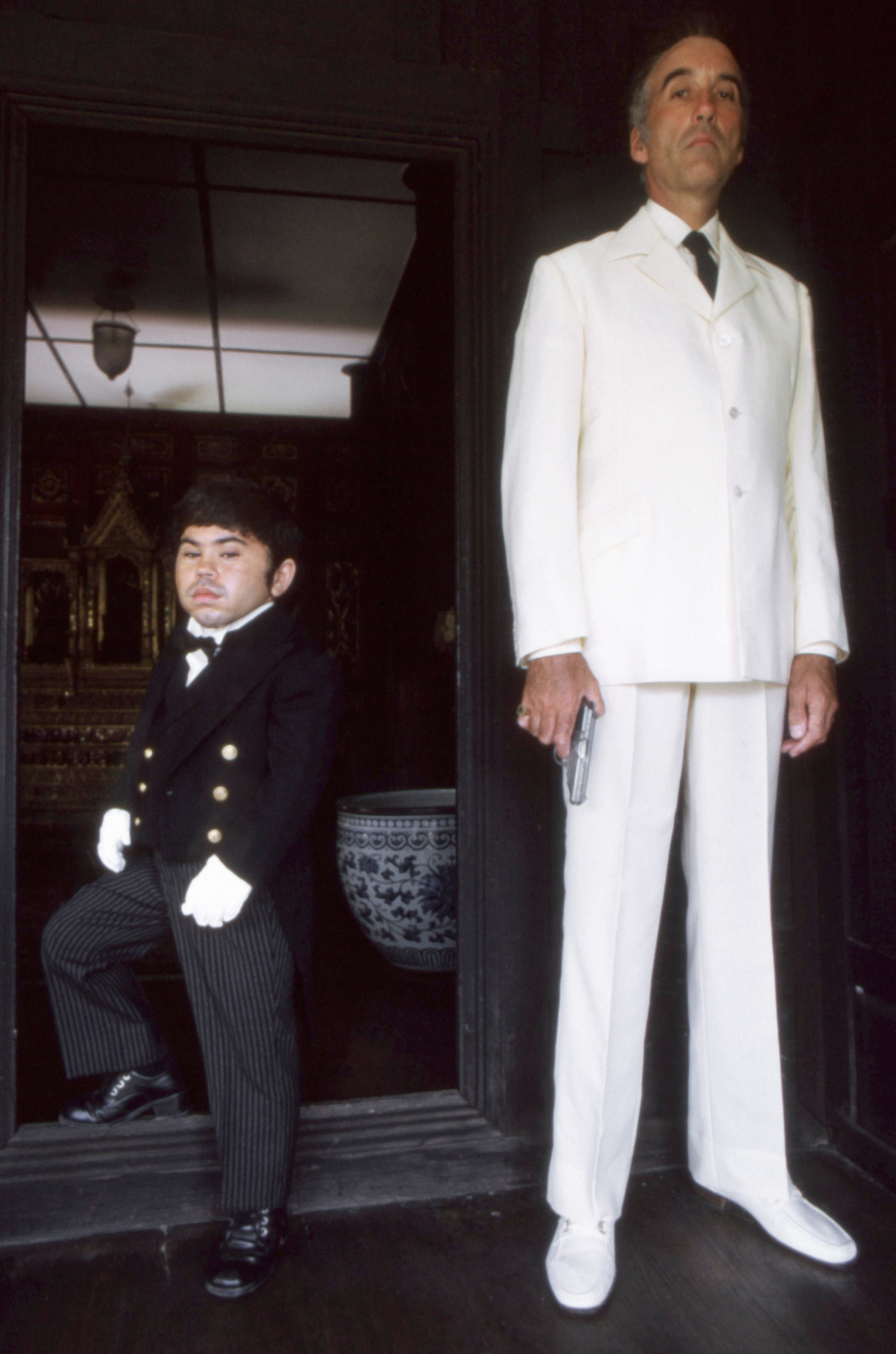 Herve Villechaize y Christopher Lee en una imagen publicitaria de 'El hombre con la pistola de oro' (1974).