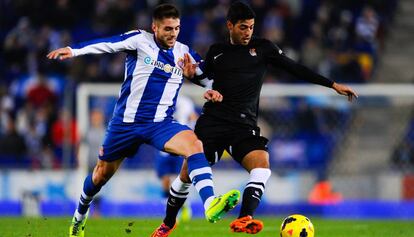 David L&oacute;pez disputa el bal&oacute;n con Carlos Vela en el curso 2013-2014. 