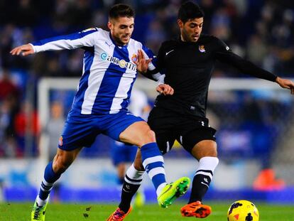 David López disputa la pilota amb Carlos Vela en el curs 2013-2014.