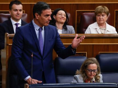 El presidente del Gobierno comparece en el Congreso el pasado miércoles junto a la vicepresidenta primera, Nadia Calviño.