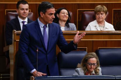 El presidente del Gobierno comparece en el Congreso el pasado miércoles junto a la vicepresidenta primera, Nadia Calviño.