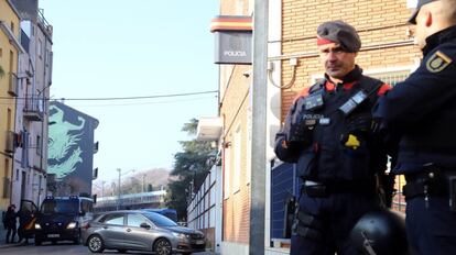 Dos agentes de la Policía Nacional.