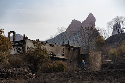 El aula arqueológica de Las Médulas, quemada bajo el yacimiento romano este lunes 11 de agosto.