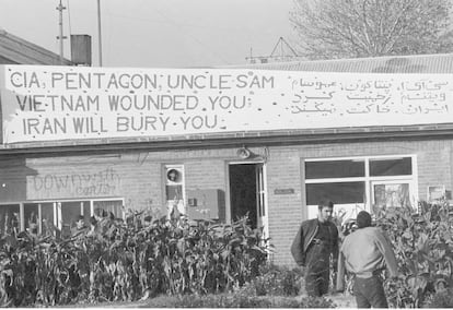 Una pancarta en la que se lee "CIA, Pentágono, Tío Sam. Vietnam os hirió, Irán va a enterraros" apareció el 12 de diciembre de 1979 en uno de los edificios de la embajada norteamericana en Teherán. Ese mismo día, el Departamento de Estado expulsó a 183 diplomáticos iraníes acreditados en Estados Unidos.