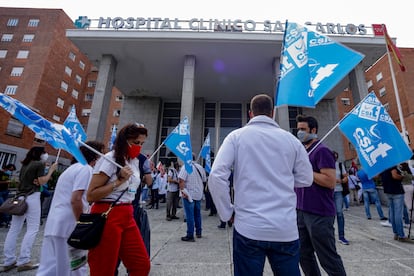 Varios sanitarios se concentran frente al Hospital Clínico San Carlos, este martes. 
