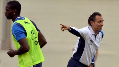 Prandelli dirige a Balotelli en un entrenamiento de Italia