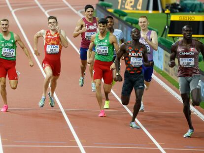 Adrián Ben esprinta por la calle tres en la última recta de los 800m.