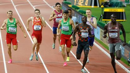 Adrián Ben esprinta por la calle tres en la última recta de los 800m.