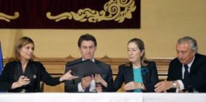 El presidente de la Xunta, Alberto Núñez Feijóo, (2i), junto a la ministra de Fomento, Ana Pastor, el presidente de Renfe, Julio Gómez-Pomar (d) y de la directora de la Agencia de Turismo de Galicia, Nava Castro, un acuerdo de colaboración sobre tarifas y nuevas rutas turísticas de los trenes en galicia, esta tarde en Santiago de Compostela.