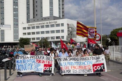 Trabajadores del hospital de Bellvitge, l' Hospitalet de Llobregat cortan la Gran Via en protesta contra los recortes en una imagen de archivo.