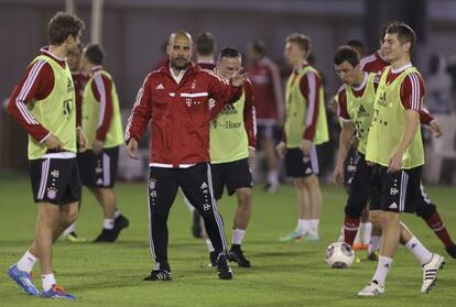 Guardiola da instrucciones a sus jugadores durante un entrenamiento.