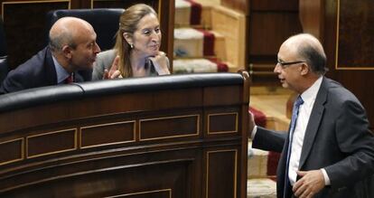 El ministro de Educación, José Ignacio Wert, conversa con el de Hacienda, Cristóbal Montoro, en el pleno del Congreso.