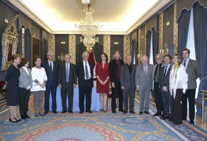 El consejo asesor del Real, presidido por Mario Vargas Llosa, tras la reunión en la que se ha aprobado el nombramiento del nuevo director general, Ignacio Garcia Belenguer (el cuarto por la izquierda).