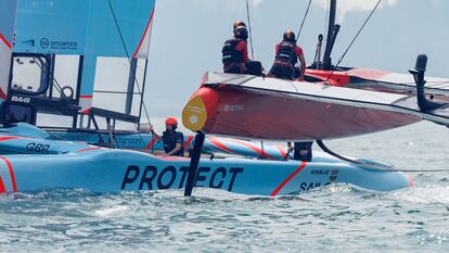 Jordi Xammar y Diego Botín con el 'F50' español en el Gran Premio de Singapur de la tercera temporada de SailGP, en enero.