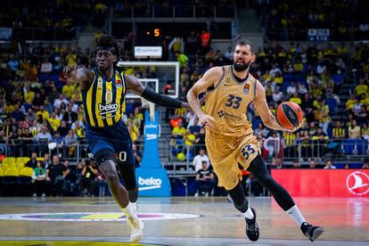 Mirotic entra a canasta en una acción del partido del Barcelona en la cancha del Fehnerbaçe.