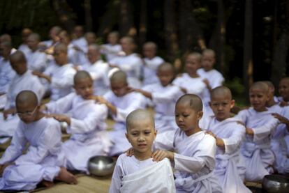 Novice nuns give each other a massage during the Songkran Festival at the Sathira-Dhammasathan Buddhist meditation centre in Bangkok, Thailand, April 13, 2016. REUTERS/Athit Perawongmetha