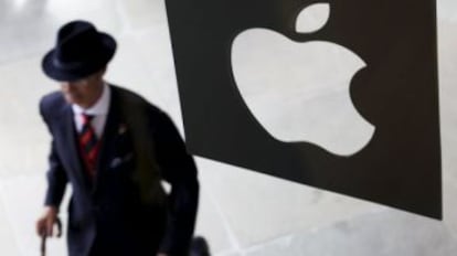 Un cliente, en una tienda de Apple.